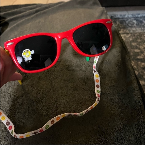 How to Train your dragon  keychain, M&M glasses, California raisin, mini narwhal - Picture 7 of 13